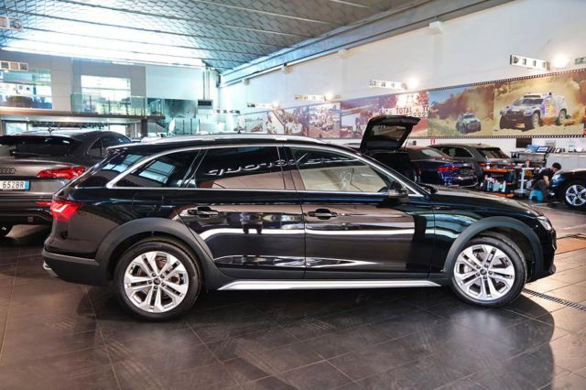 Audi A4 Allroad Allroad 40 2.0 tdi mhev Identity Contrast quattro 204cv s-tronic (10)