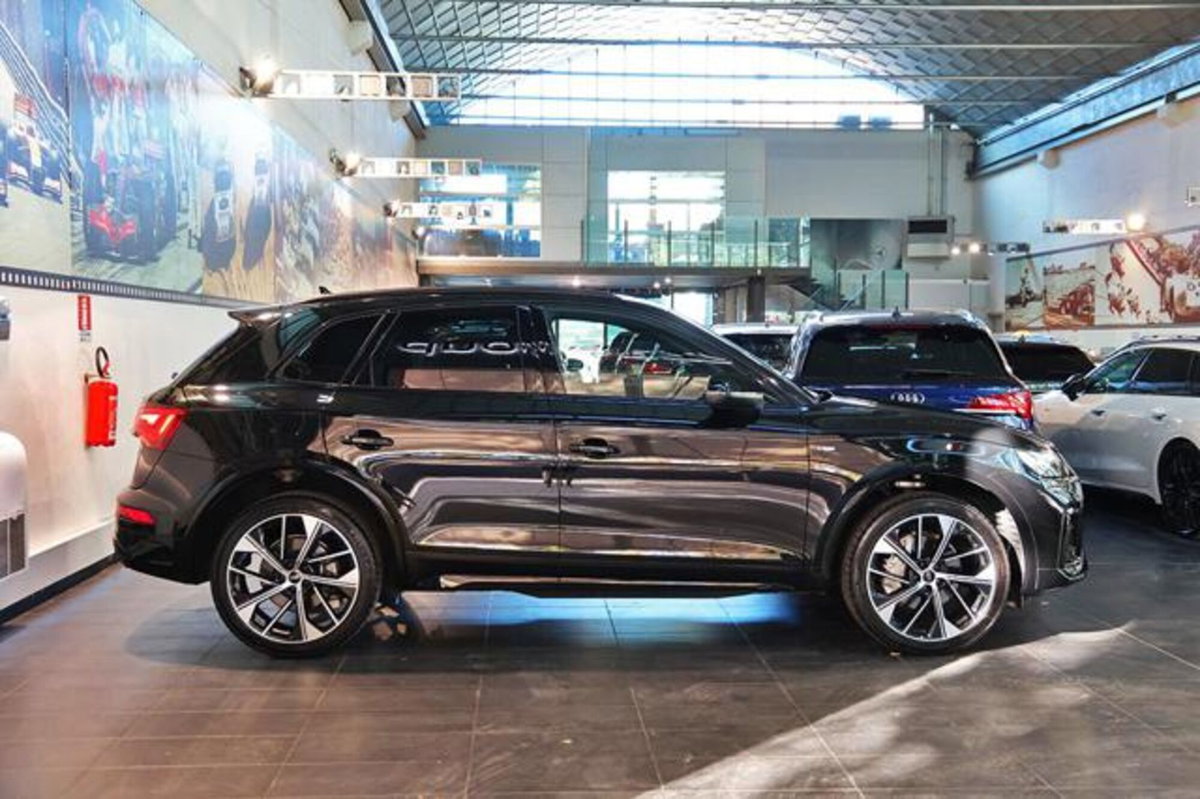 Audi Q5 40 2.0 tdi mhev 12V Identity Black quattro s-tronic (2)