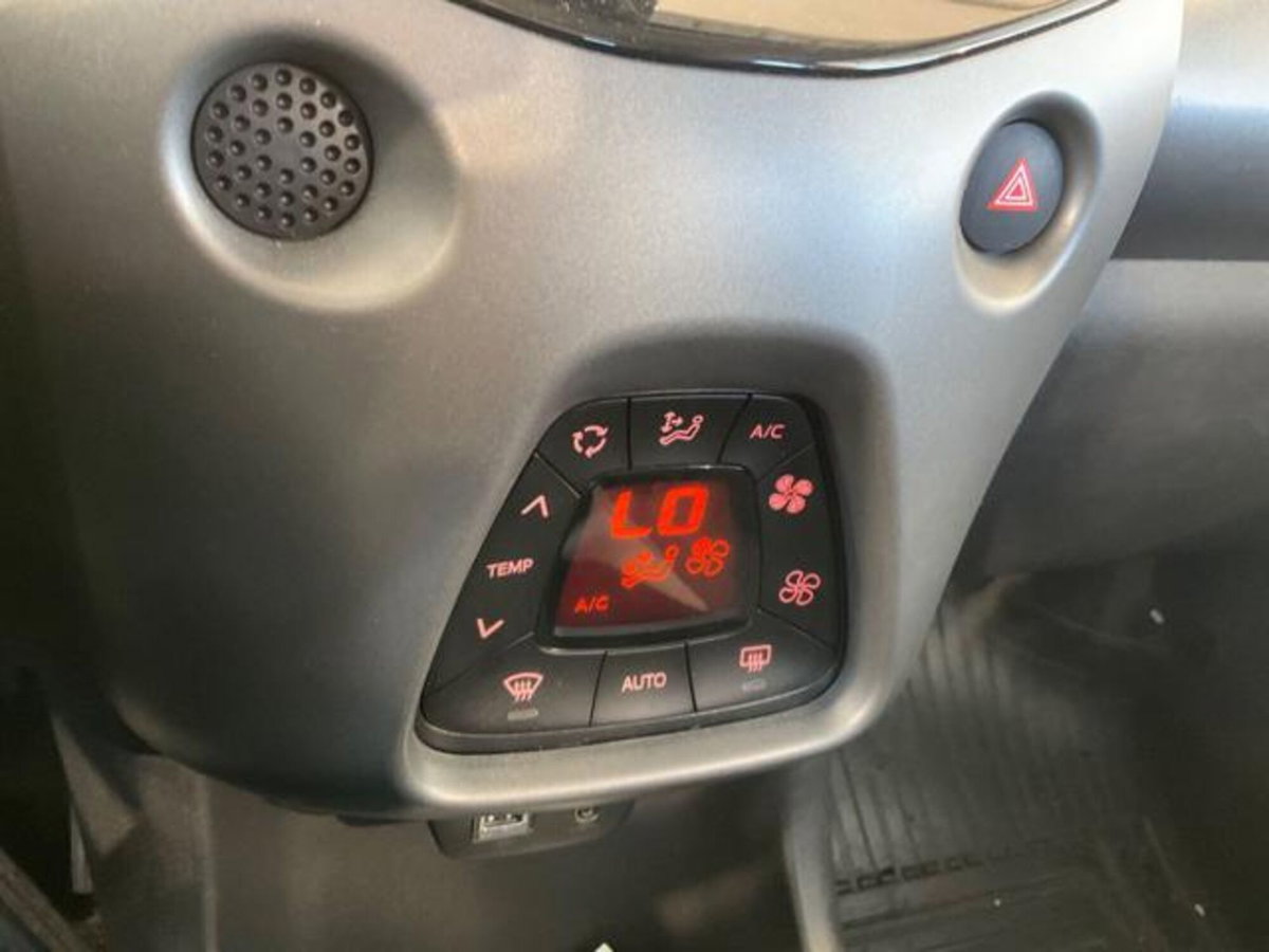 Toyota Aygo Connect 1.0 VVT-i 72 CV 5 porte x-play (12)