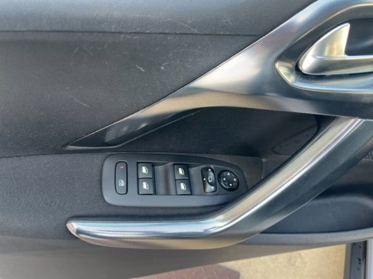 Peugeot 2008 120 S&S Allure (12)