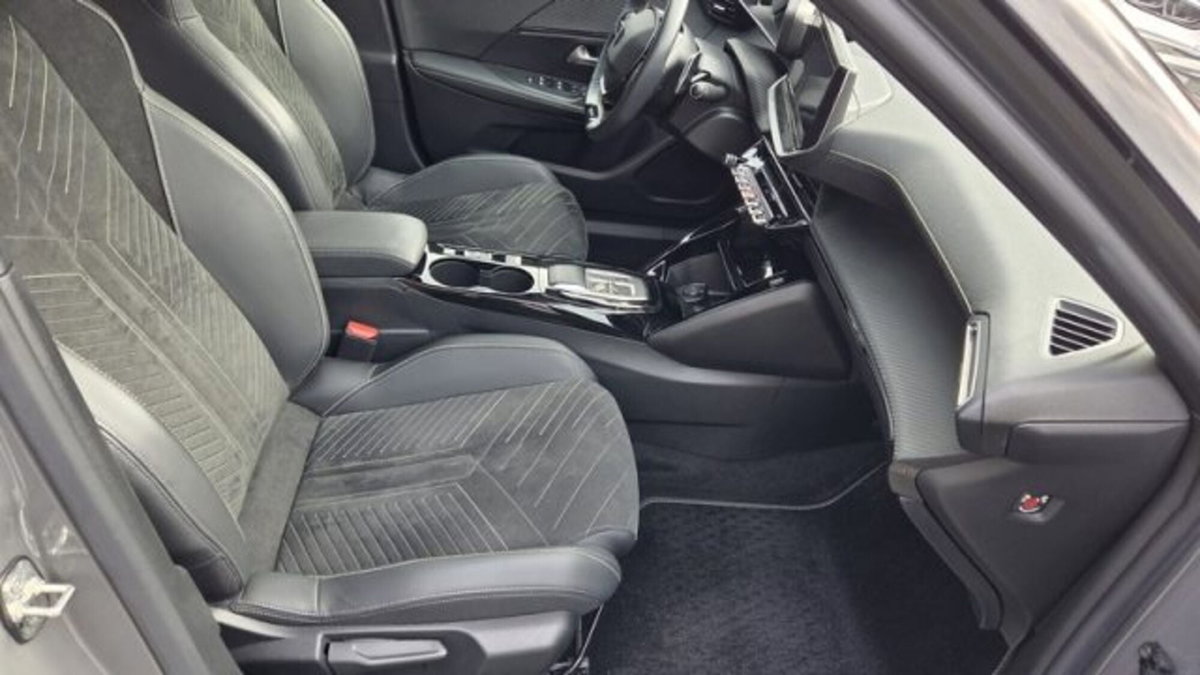 Peugeot 2008 PureTech 130 S&S EAT8 GT Pack (14)