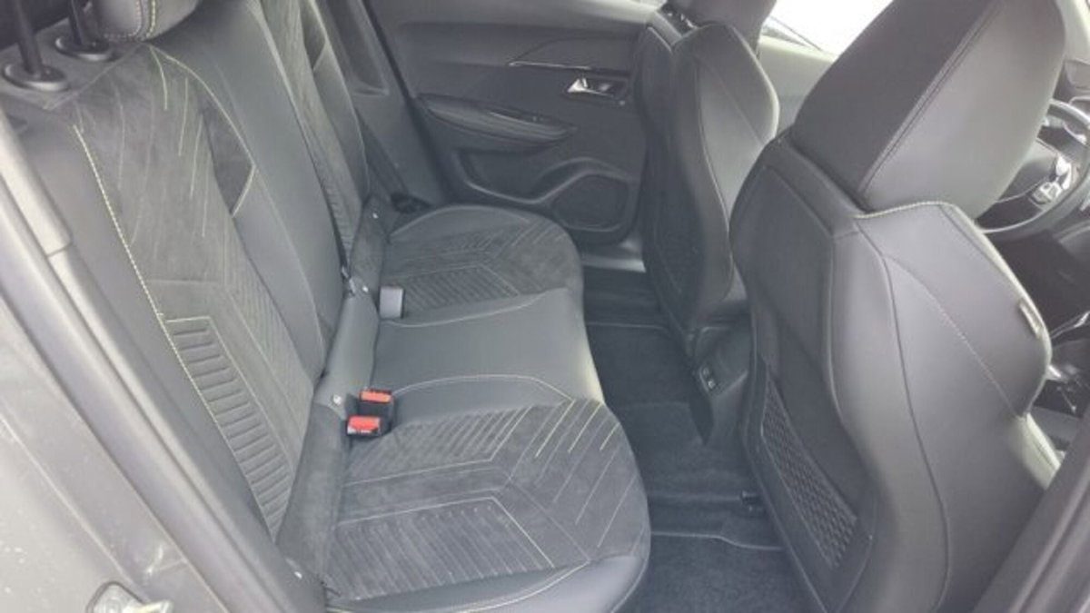 Peugeot 2008 PureTech 130 S&S EAT8 GT Pack (16)