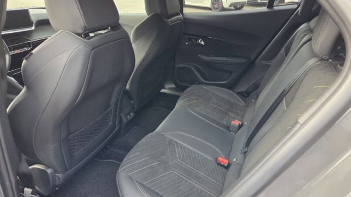 Peugeot 2008 PureTech 130 S&S EAT8 GT Pack (18)