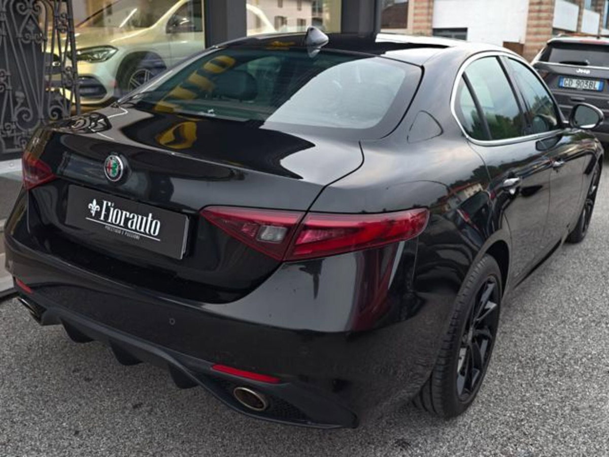 Alfa Romeo Giulia 2.2 Turbodiesel 210 CV AT8 AWD Q4 Veloce (3)