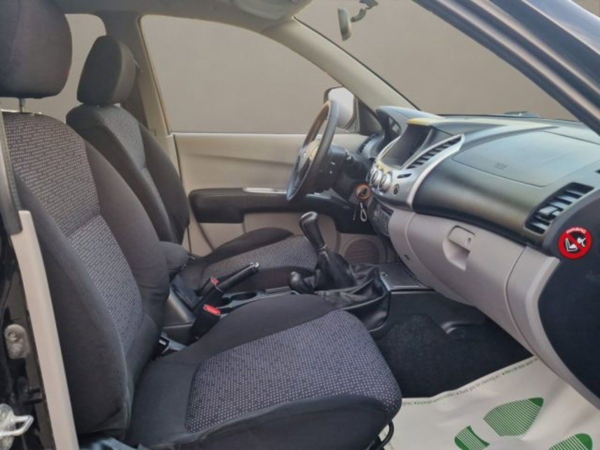 Mitsubishi L200 2.5 DI-D/136CV DC Invite DPF (18)
