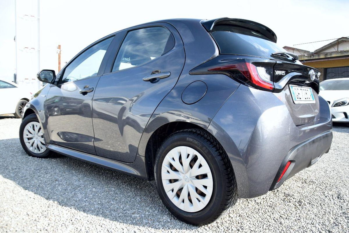 Toyota Yaris 1.5 Hybrid 5 porte Lounge (2)