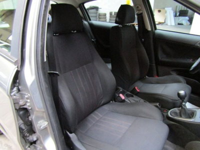 Alfa Romeo 147 1.9 JTD (120) 5 porte Progression (17)