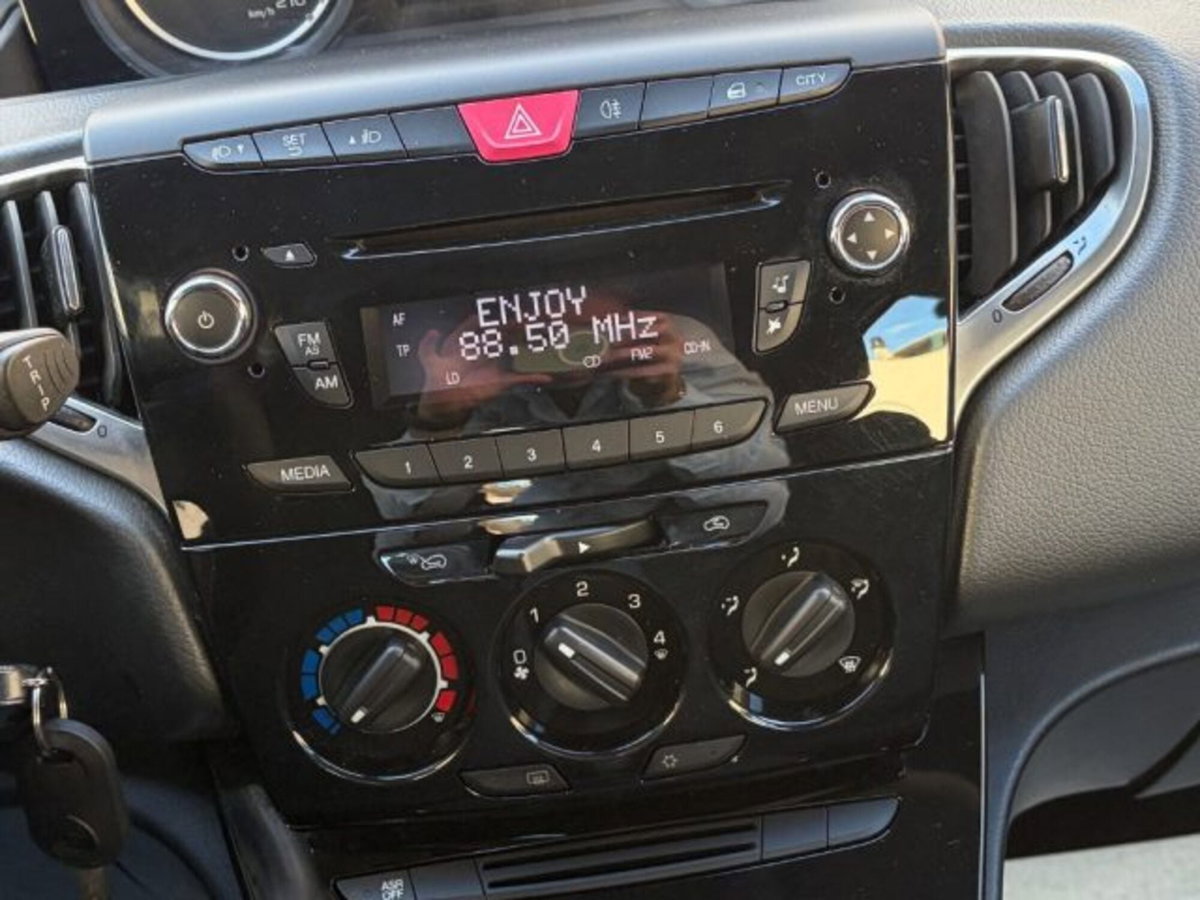 Lancia Ypsilon 1.2 69 CV 5 porte Silver (13)