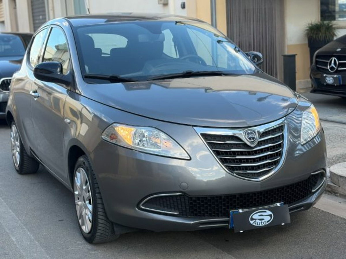Lancia Ypsilon 1.2 69 CV 5 porte Silver (2)