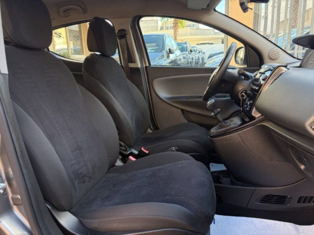 Lancia Ypsilon 1.2 69 CV 5 porte Silver (7)