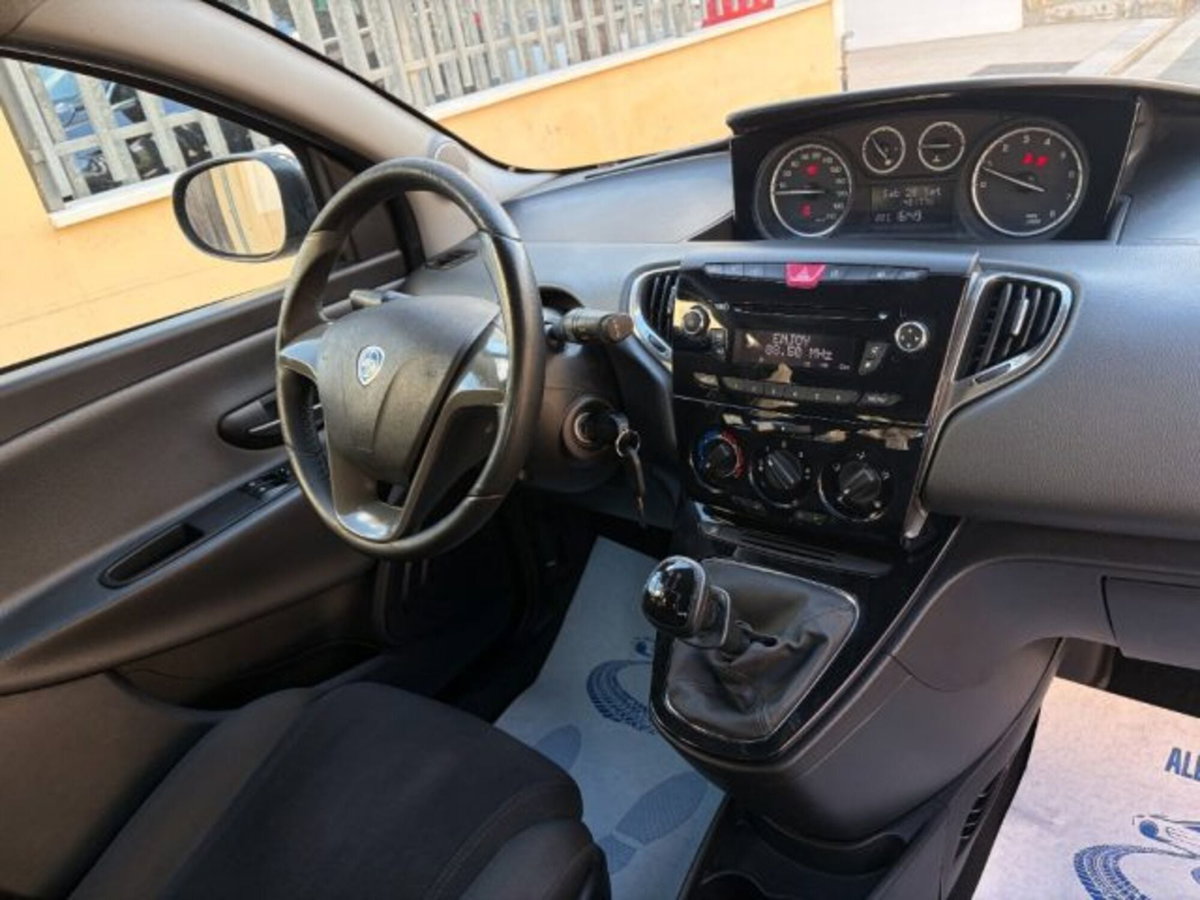 Lancia Ypsilon 1.2 69 CV 5 porte Silver (8)