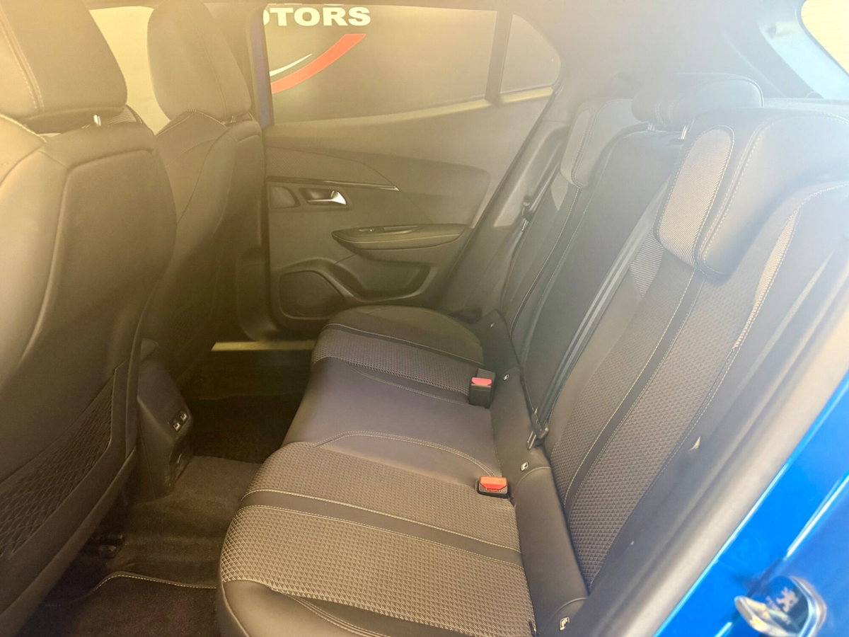 Peugeot 2008 BlueHDi 130 S&S EAT8 GT Pack (11)