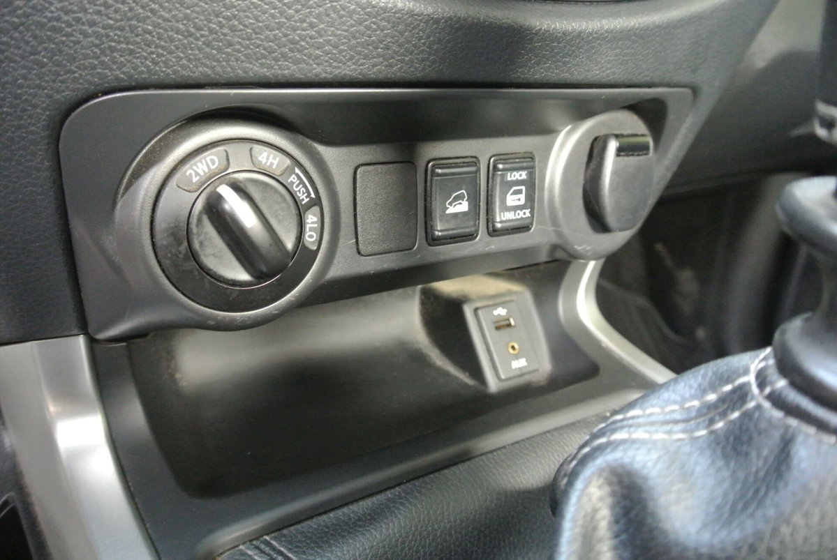 Nissan Navara 2.3 dCi 4WD King Cab Visia (13)