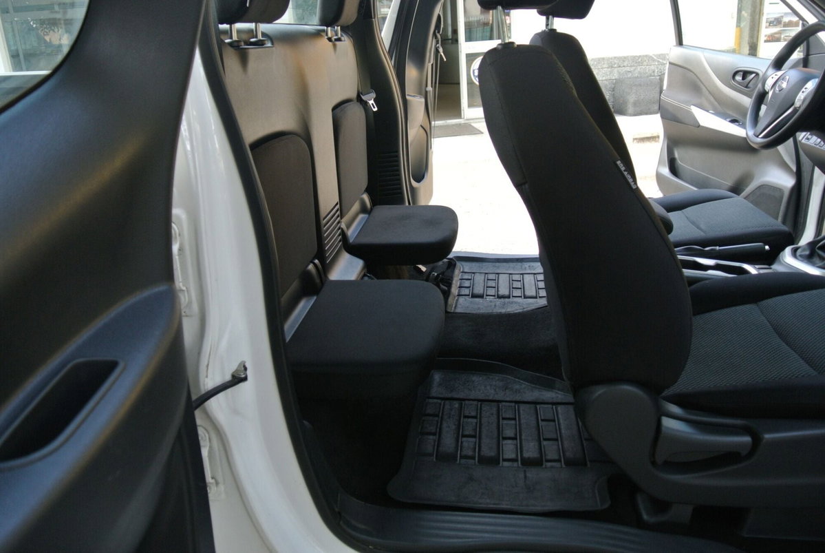 Nissan Navara 2.3 dCi 4WD King Cab Visia (14)