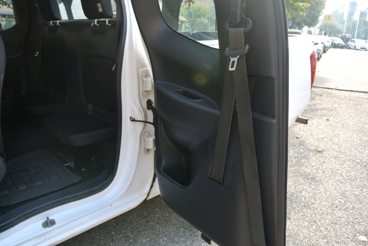 Nissan Navara 2.3 dCi 4WD King Cab Visia (18)