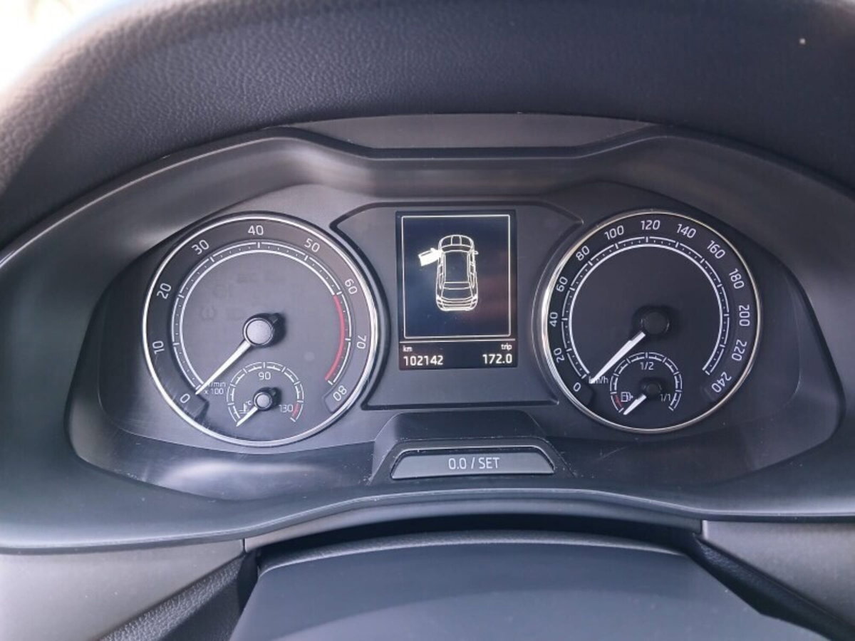 Skoda Kamiq 1.0 TSI 110 CV Dark Shade (9)