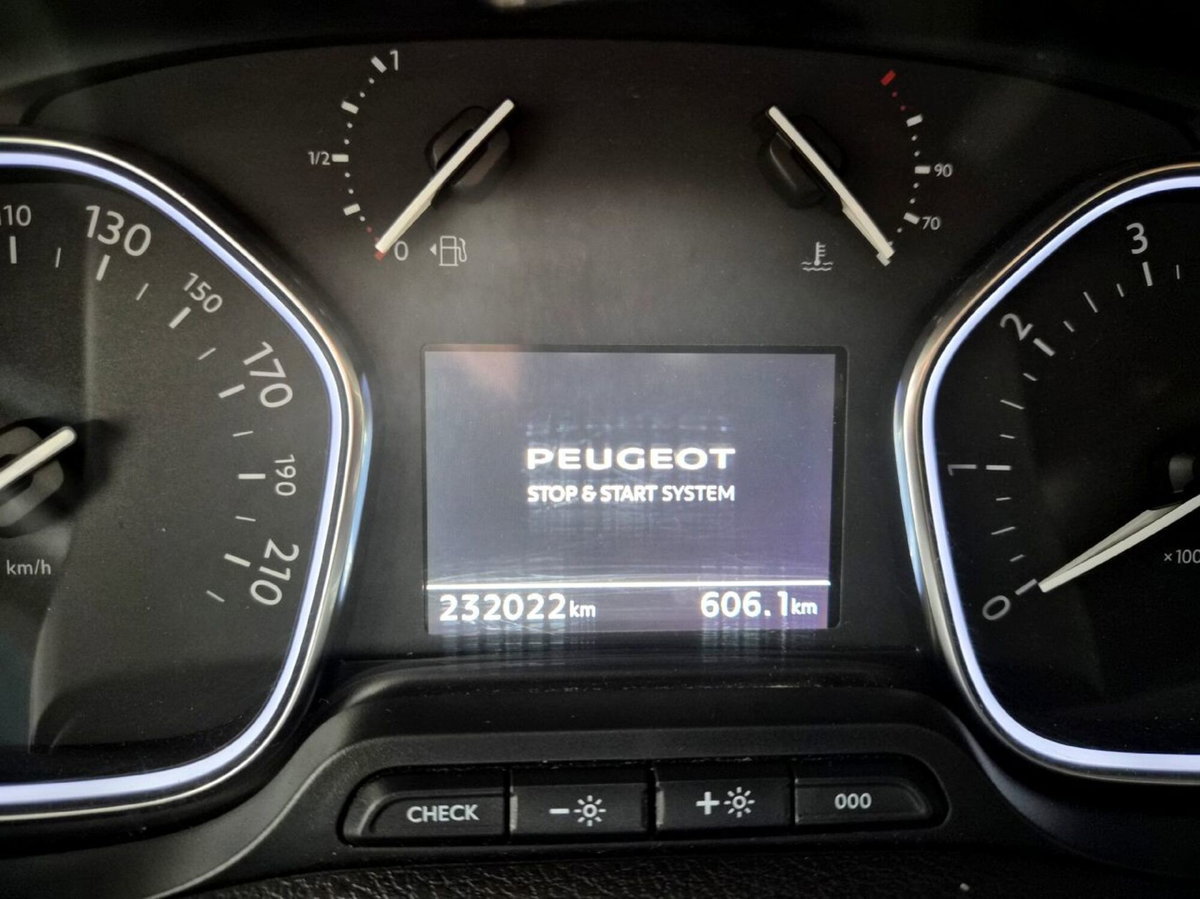 Peugeot Traveller BlueHDi 115 S&S Compact Allure (14)