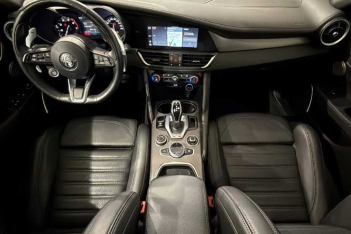 Alfa Romeo Giulia 2.0 Turbo 280 CV AT8 AWD Q4 Veloce (6)