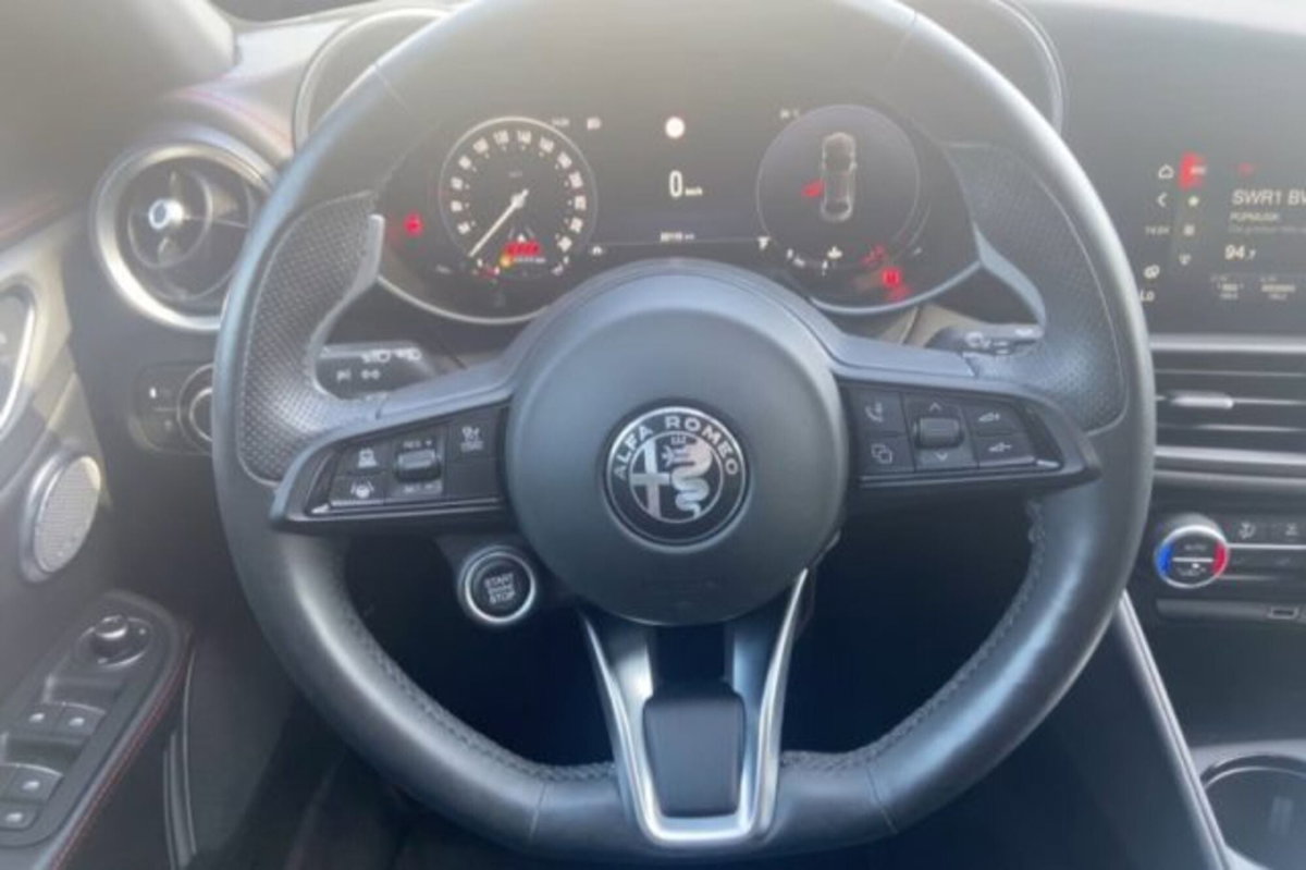 Alfa Romeo Giulia 2.0 Turbo 280 CV AT8 AWD Q4 Estrema (7)