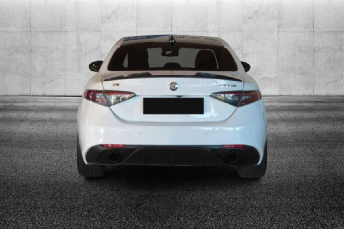 Alfa Romeo Giulia 2.0 Turbo 280 CV AT8 AWD Q4 Estrema (4)