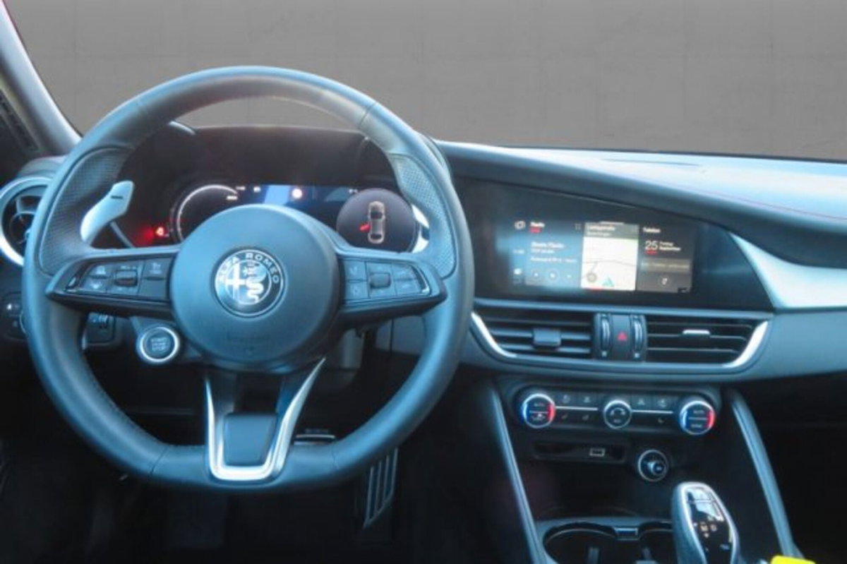 Alfa Romeo Giulia 2.0 Turbo 280 CV AT8 AWD Q4 Estrema (6)