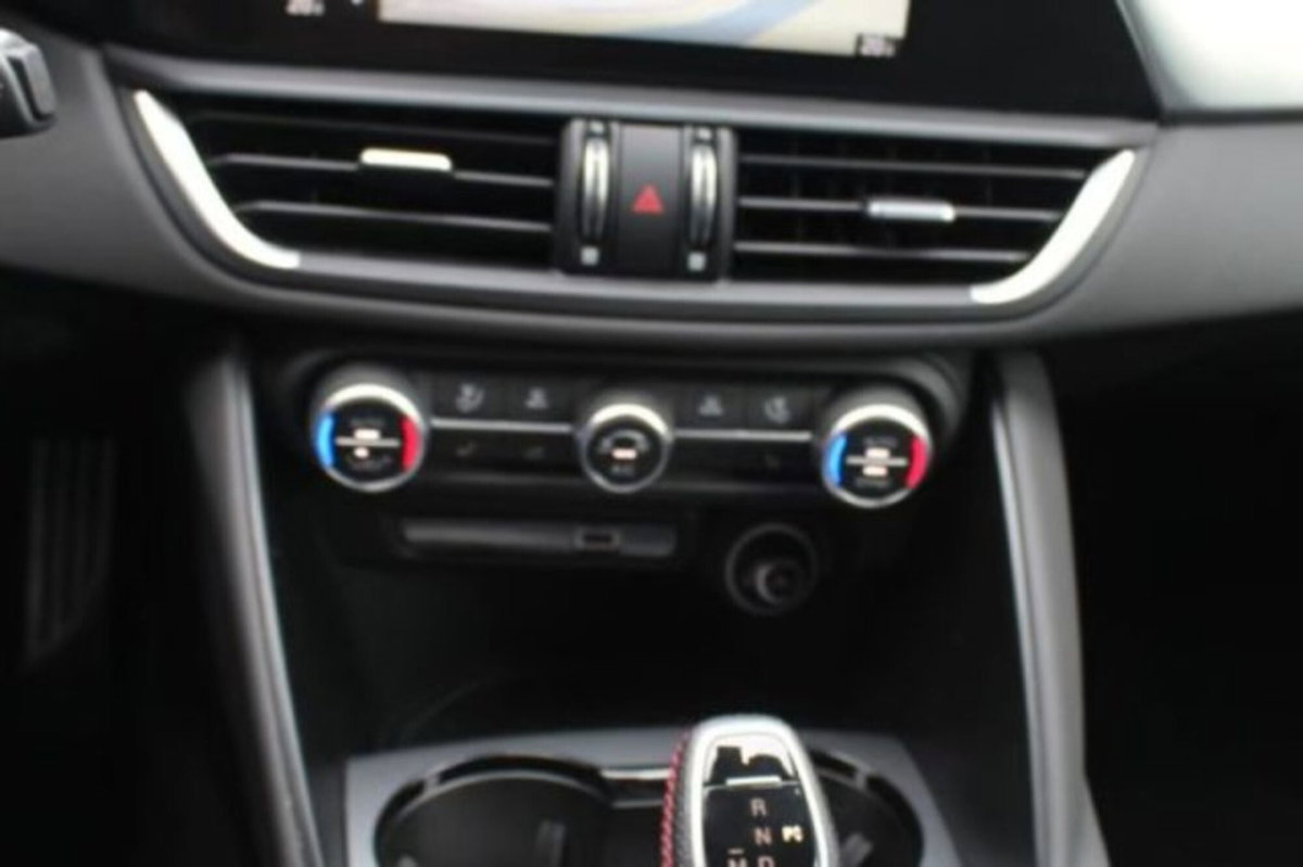 Alfa Romeo Giulia 2.0 Turbo 280 CV AT8 AWD Q4 Estrema (6)
