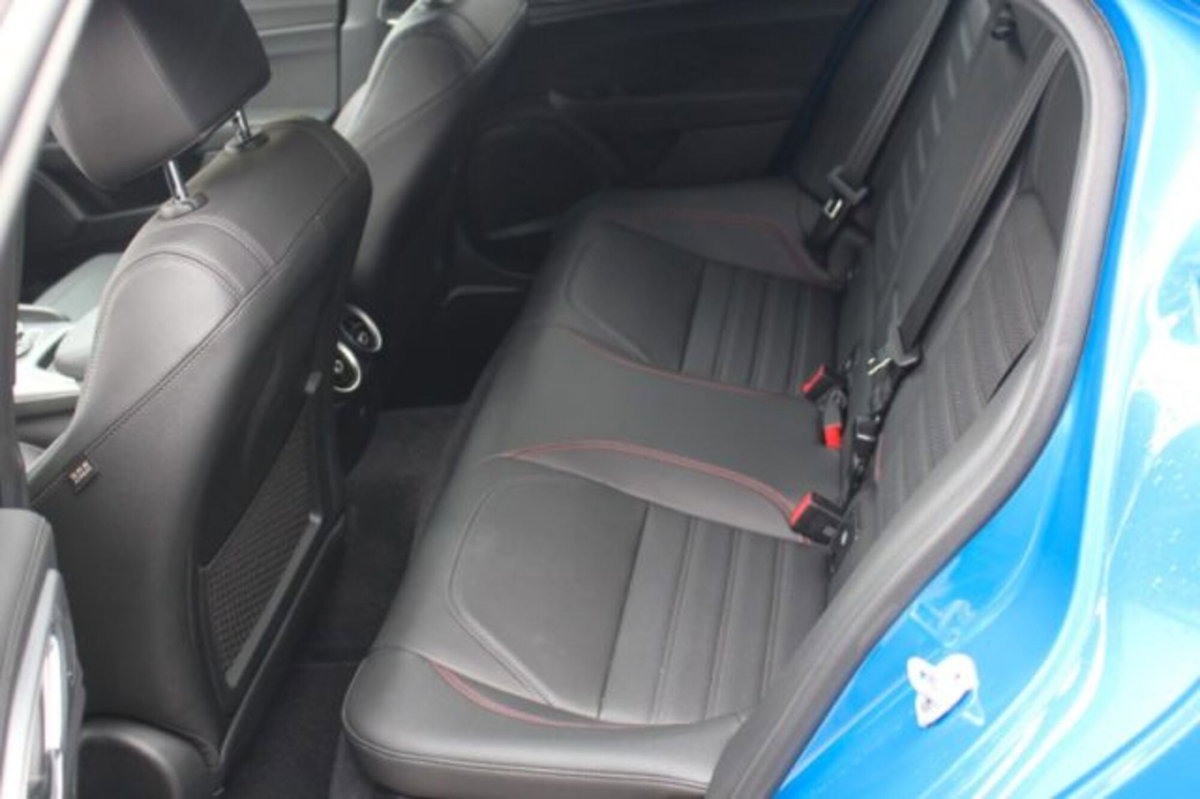 Alfa Romeo Giulia 2.0 Turbo 280 CV AT8 AWD Q4 Estrema (8)