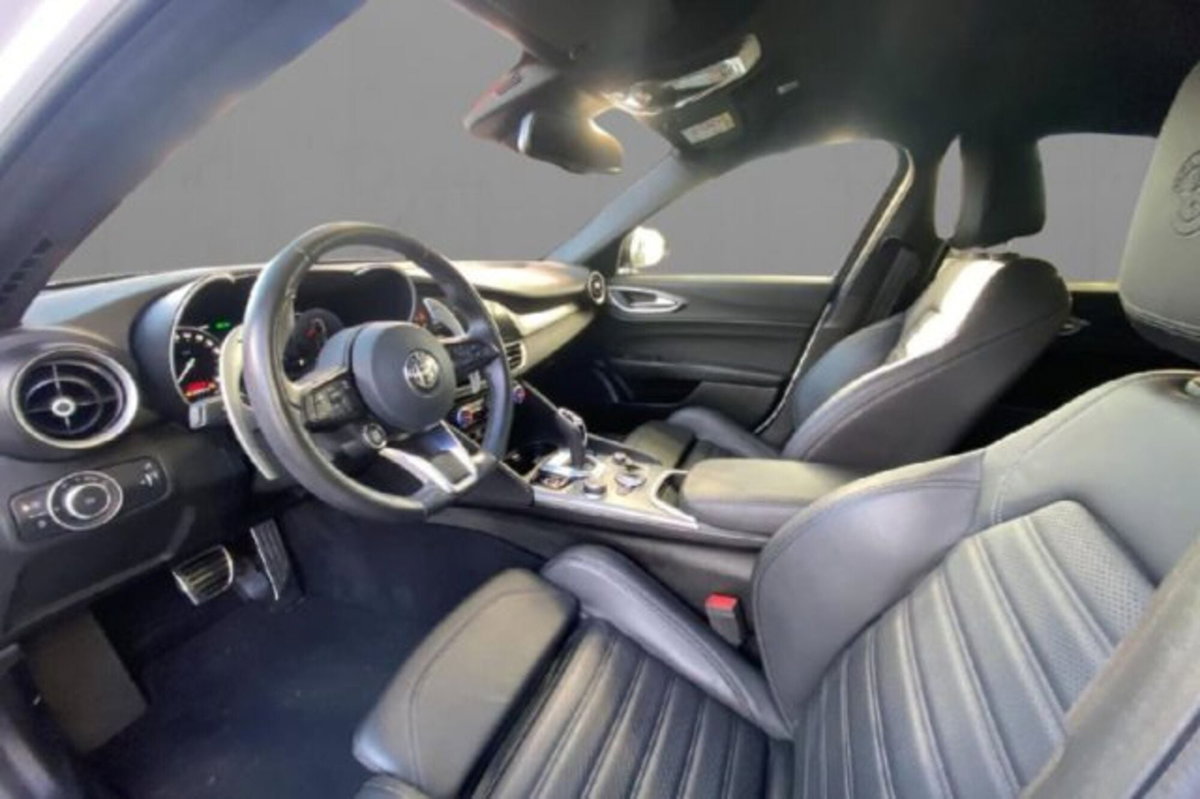 Alfa Romeo Giulia 2.0 Turbo 280 CV AT8 AWD Q4 Veloce (6)