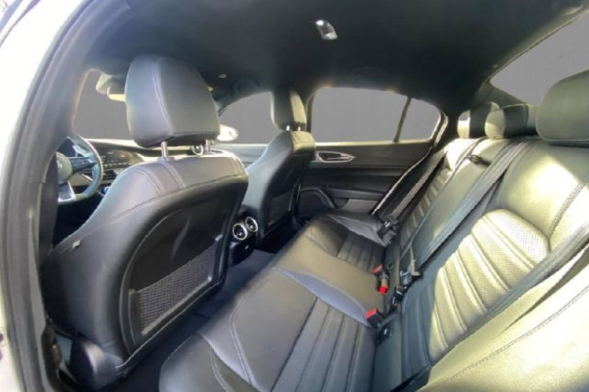 Alfa Romeo Giulia 2.0 Turbo 280 CV AT8 AWD Q4 Veloce (8)