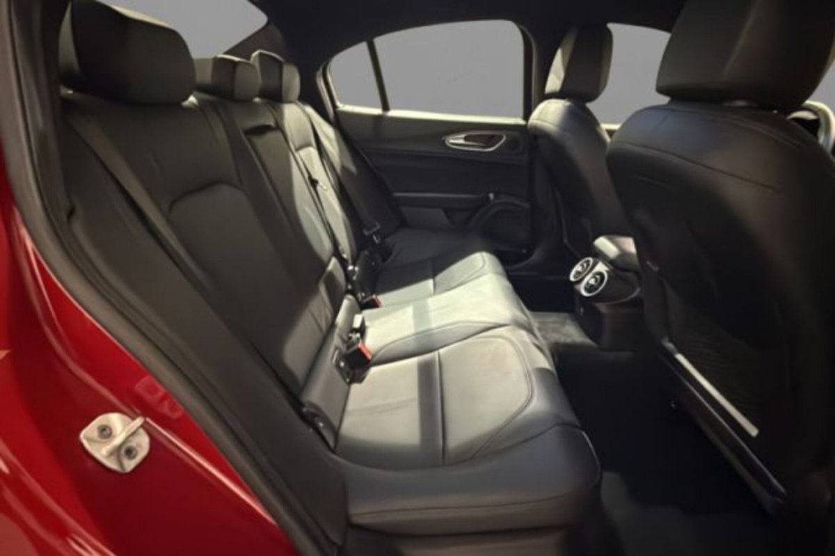 Alfa Romeo Giulia 2.0 Turbo 280 CV AT8 AWD Q4 Ti (8)