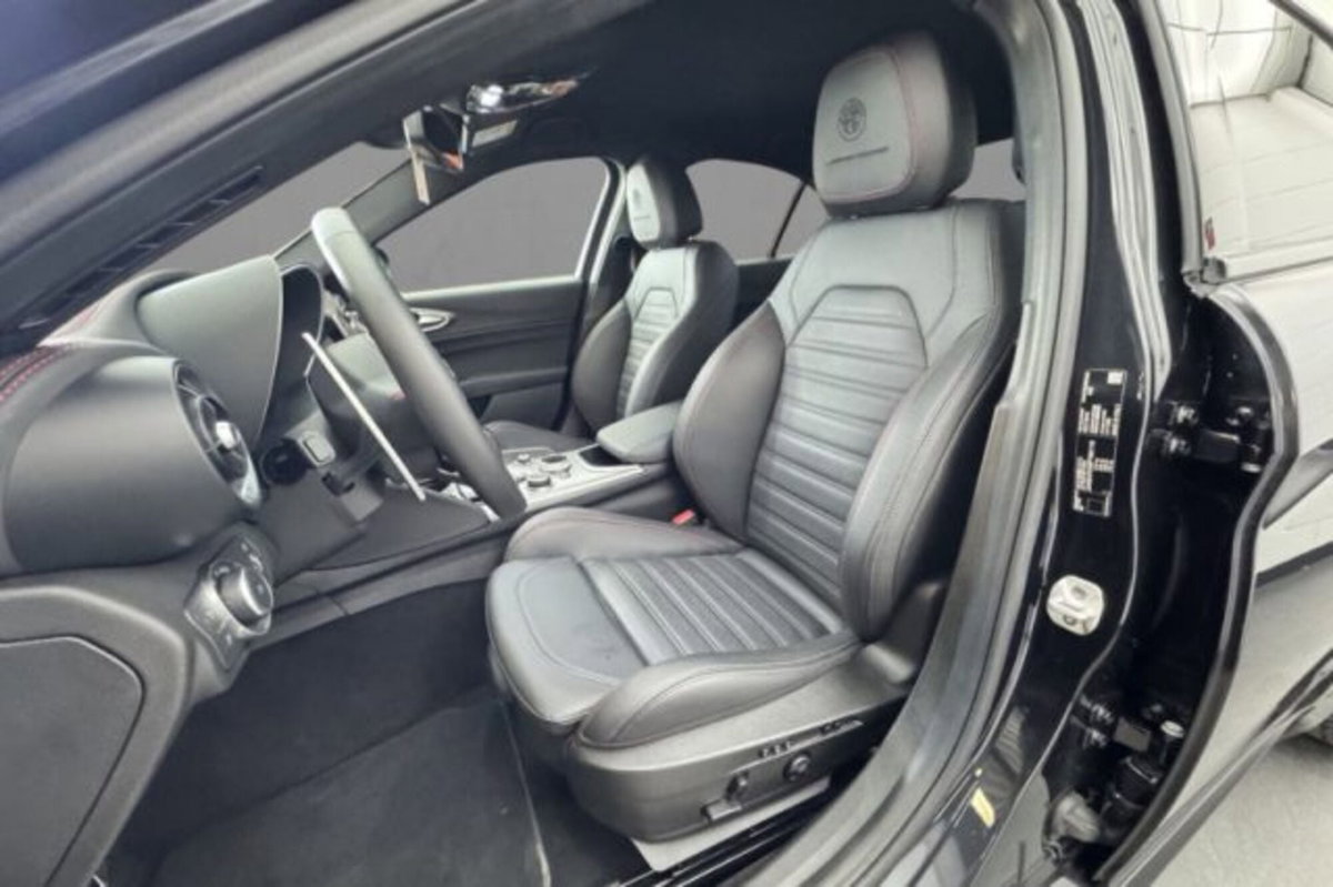 Alfa Romeo Giulia 2.0 Turbo 280 CV AT8 AWD Q4 Estrema (7)