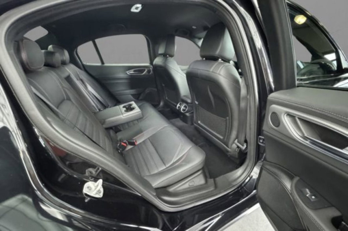 Alfa Romeo Giulia 2.0 Turbo 280 CV AT8 AWD Q4 Estrema (8)