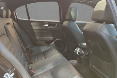 Alfa Romeo Giulia 2.0 Turbo 280 CV AT8 AWD Q4 Veloce (8)