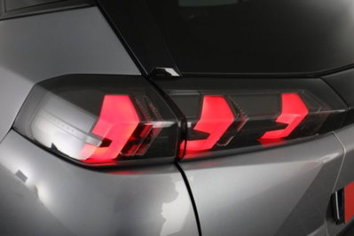 Peugeot 2008 BlueHDi 130 S&S EAT8 Allure Pack (10)