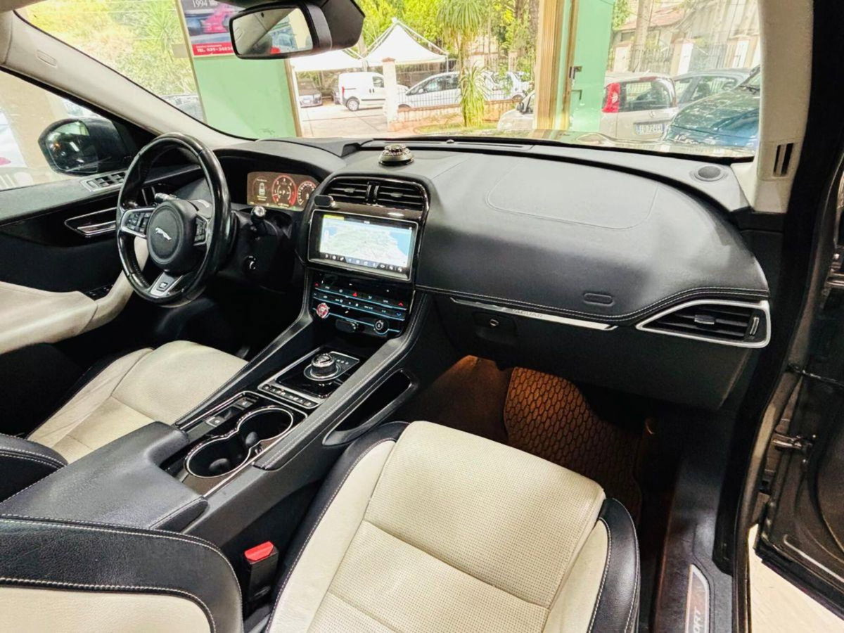 Jaguar F-Pace 3.0 D V6 300 CV AWD aut. First Edition (11)