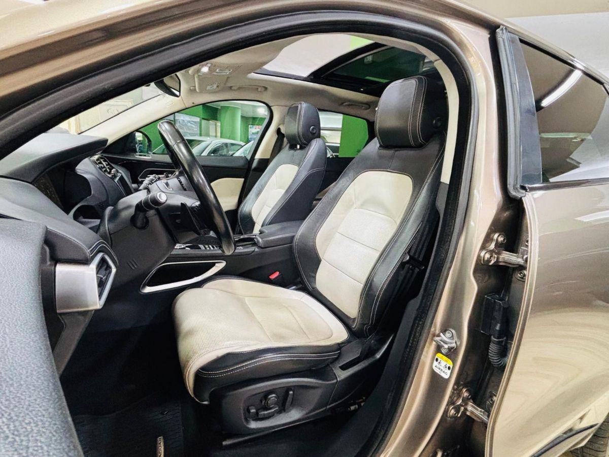 Jaguar F-Pace 3.0 D V6 300 CV AWD aut. First Edition (12)