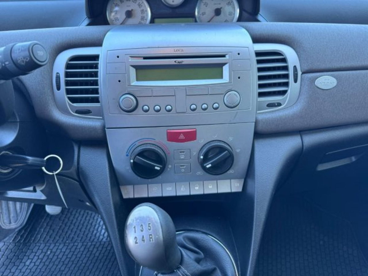 Lancia Ypsilon 1.3 MJT 75 CV Diva (10)