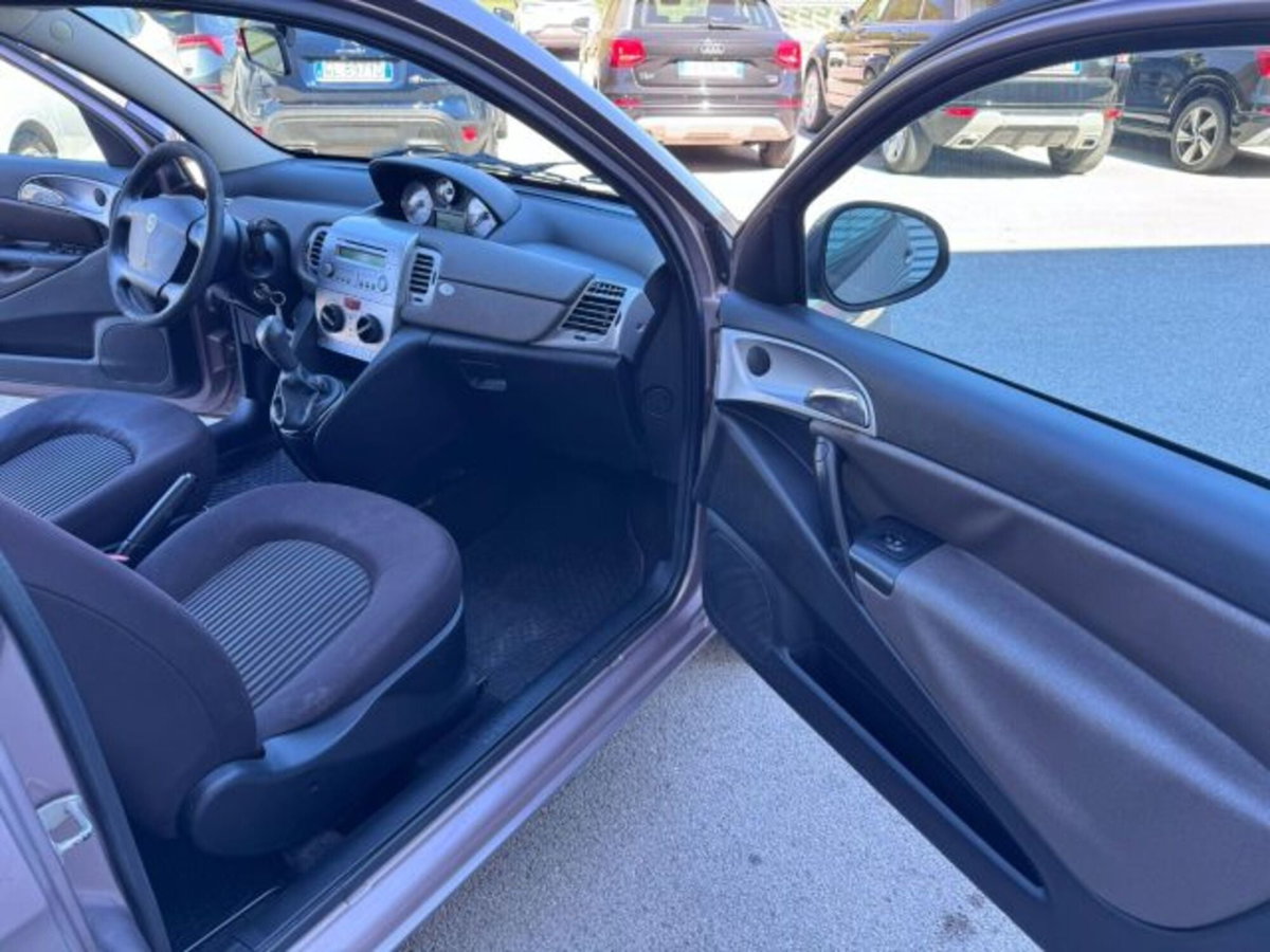 Lancia Ypsilon 1.3 MJT 75 CV Diva (16)