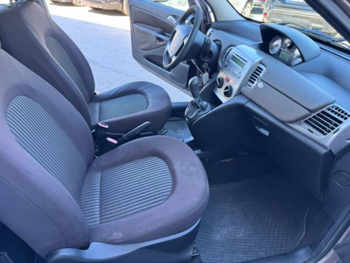 Lancia Ypsilon 1.3 MJT 75 CV Diva (18)