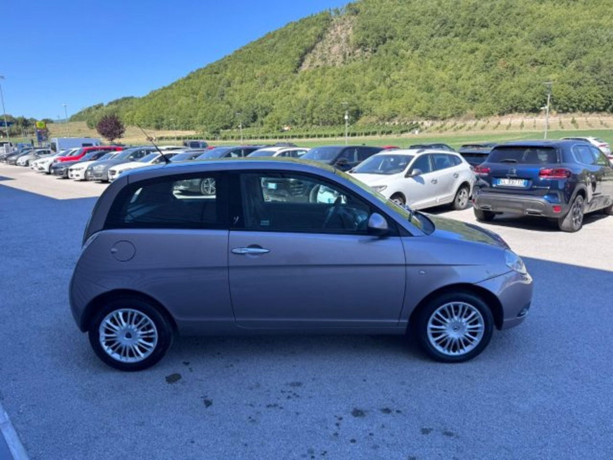 Lancia Ypsilon 1.3 MJT 75 CV Diva (4)