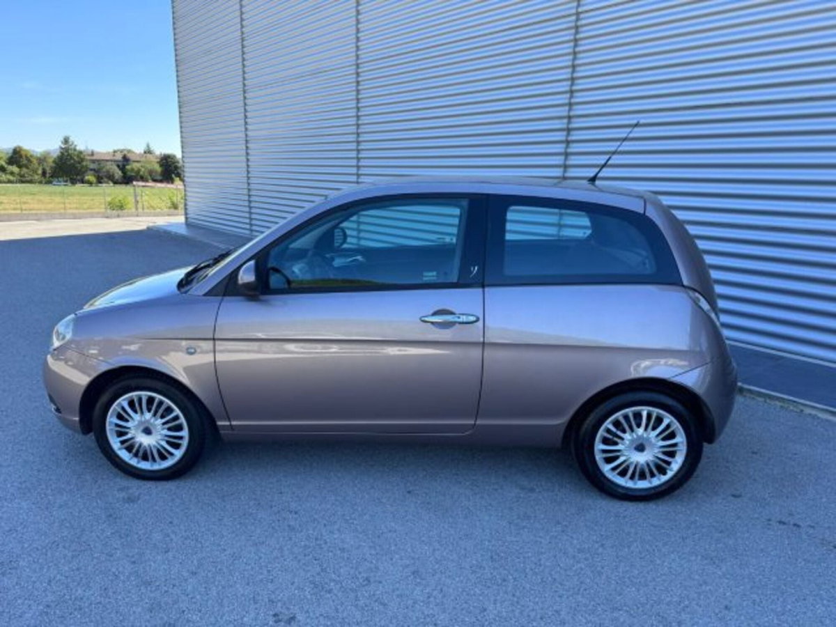 Lancia Ypsilon 1.3 MJT 75 CV Diva (8)