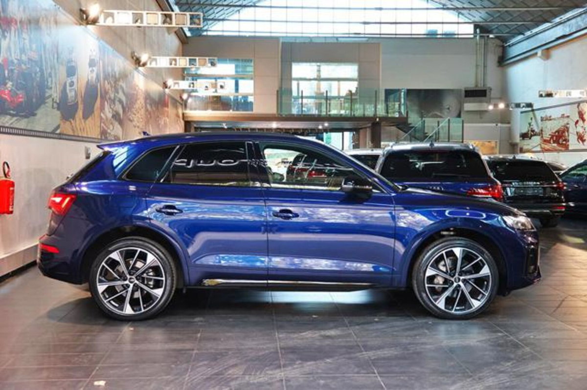 Audi Q5 40 2.0 tdi mhev 12V Identity Black quattro s-tronic (2)