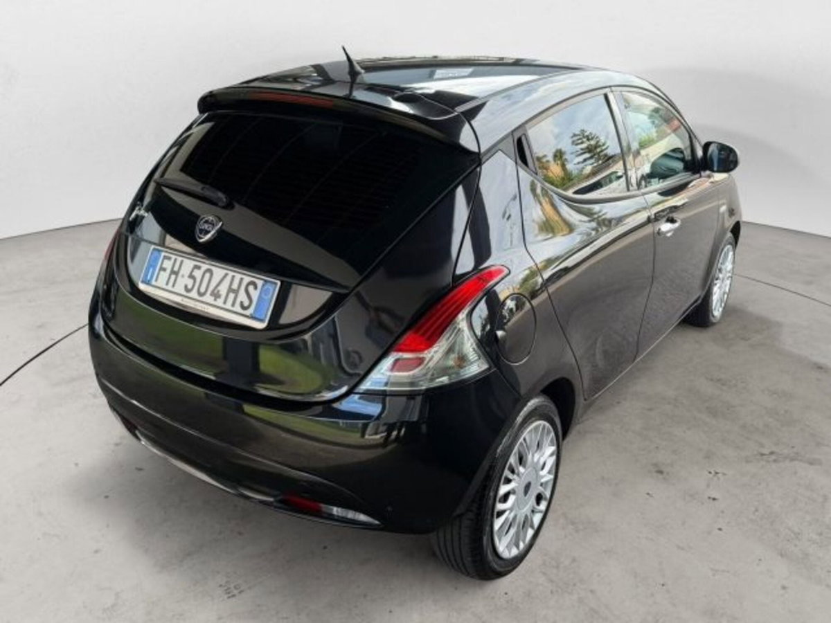Lancia Ypsilon 1.2 69 CV 5 porte GPL Ecochic Silver (4)