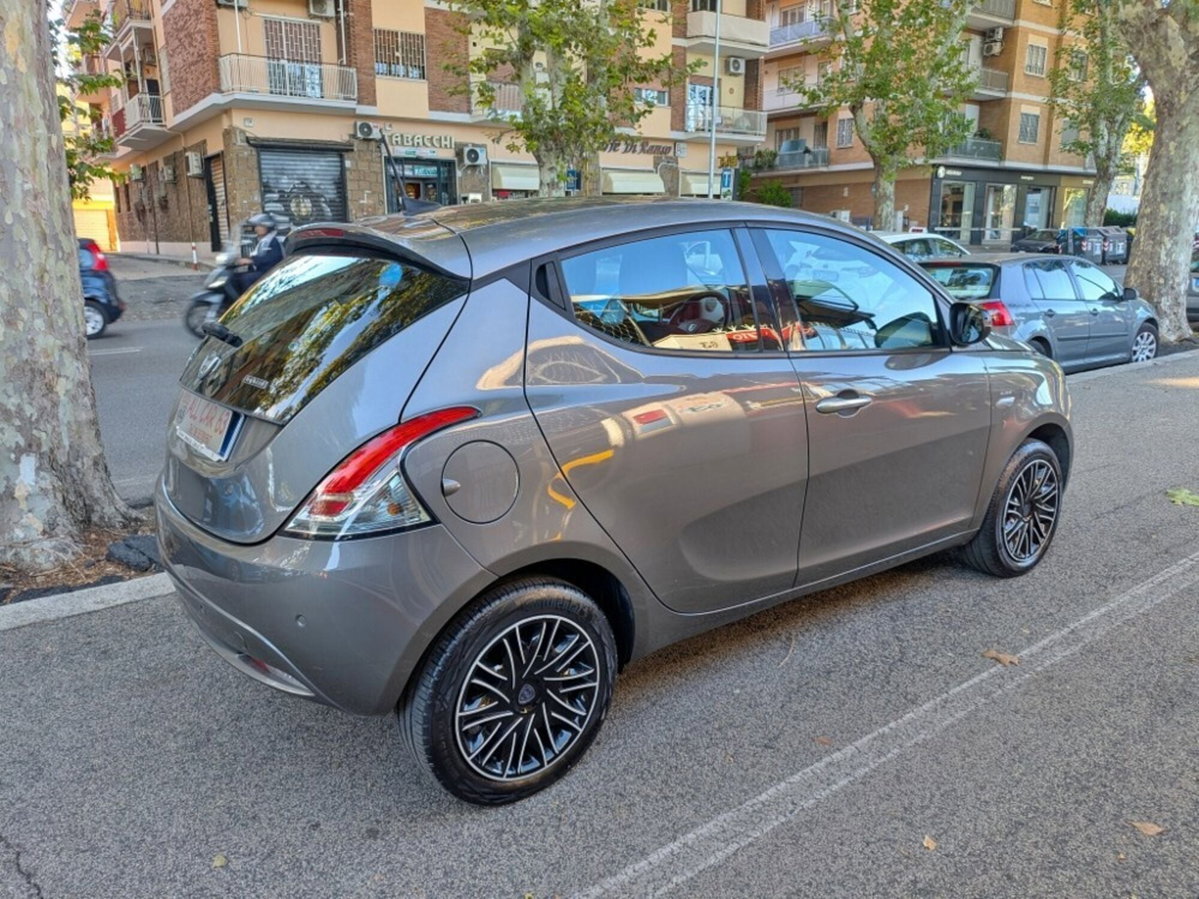 Lancia Ypsilon 1.0 FireFly 5 porte S&S Hybrid Gold Plus (4)