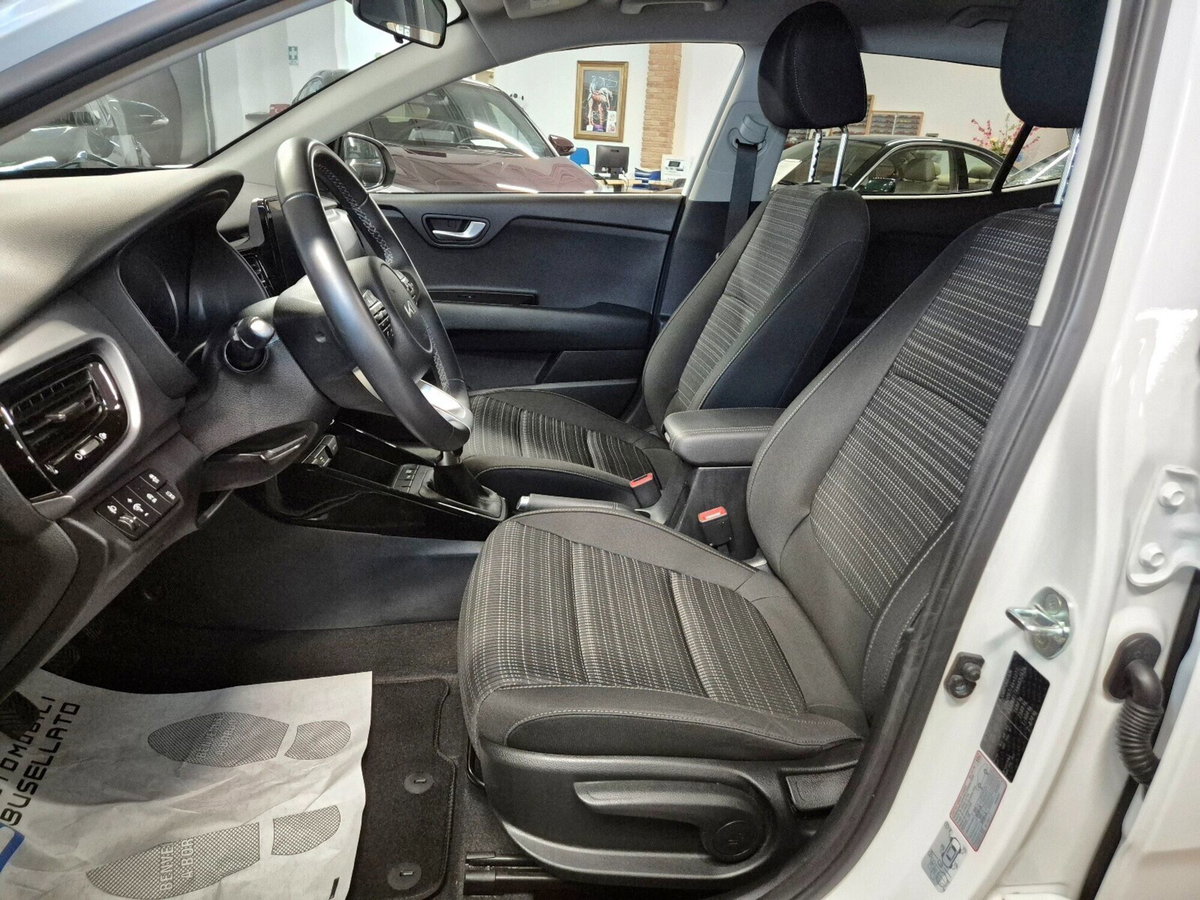 Kia Stonic 1.0 T-GDi 100 CV MHEV iMT Style (6)