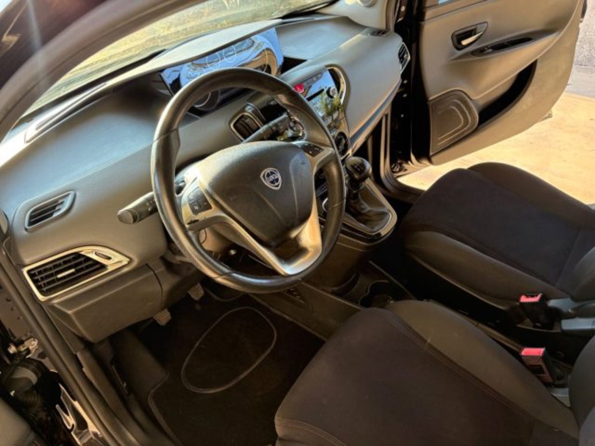 Lancia Ypsilon 1.2 69 CV 5 porte Silver (10)