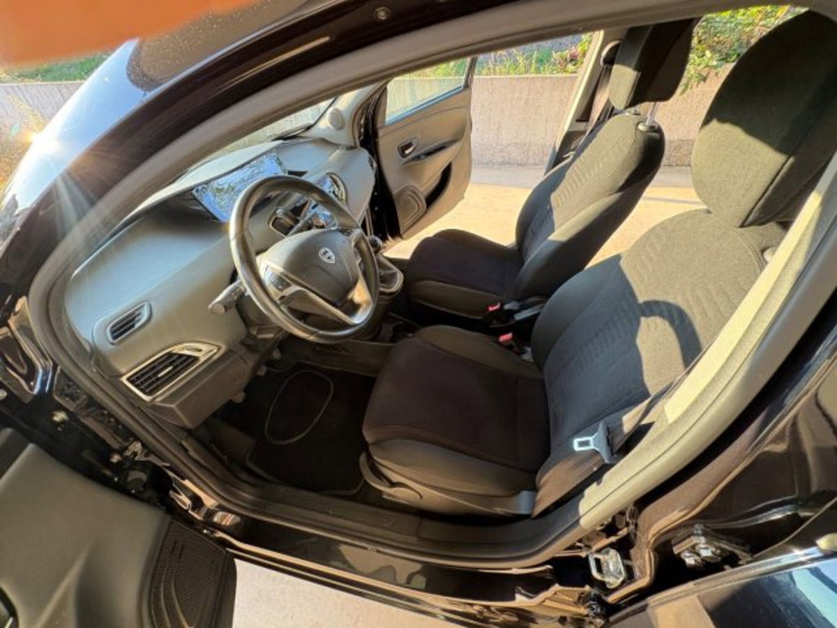 Lancia Ypsilon 1.2 69 CV 5 porte Silver (11)