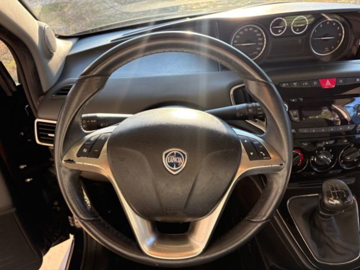 Lancia Ypsilon 1.2 69 CV 5 porte Silver (13)