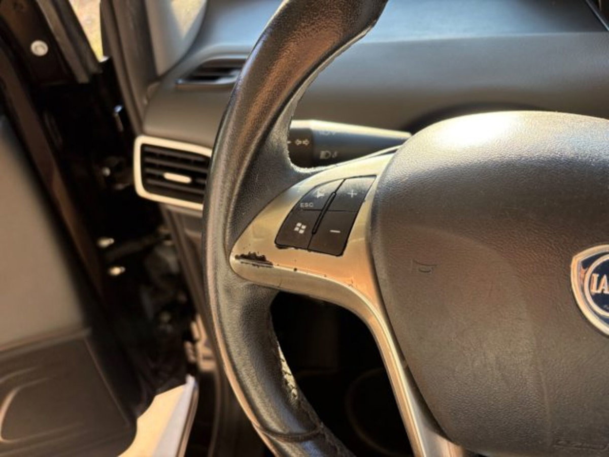 Lancia Ypsilon 1.2 69 CV 5 porte Silver (15)