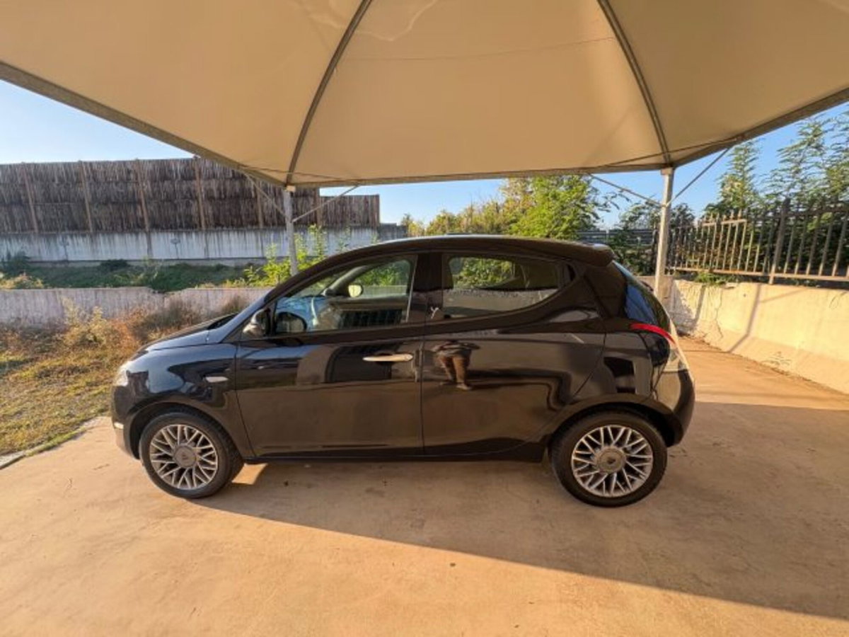 Lancia Ypsilon 1.2 69 CV 5 porte Silver (7)